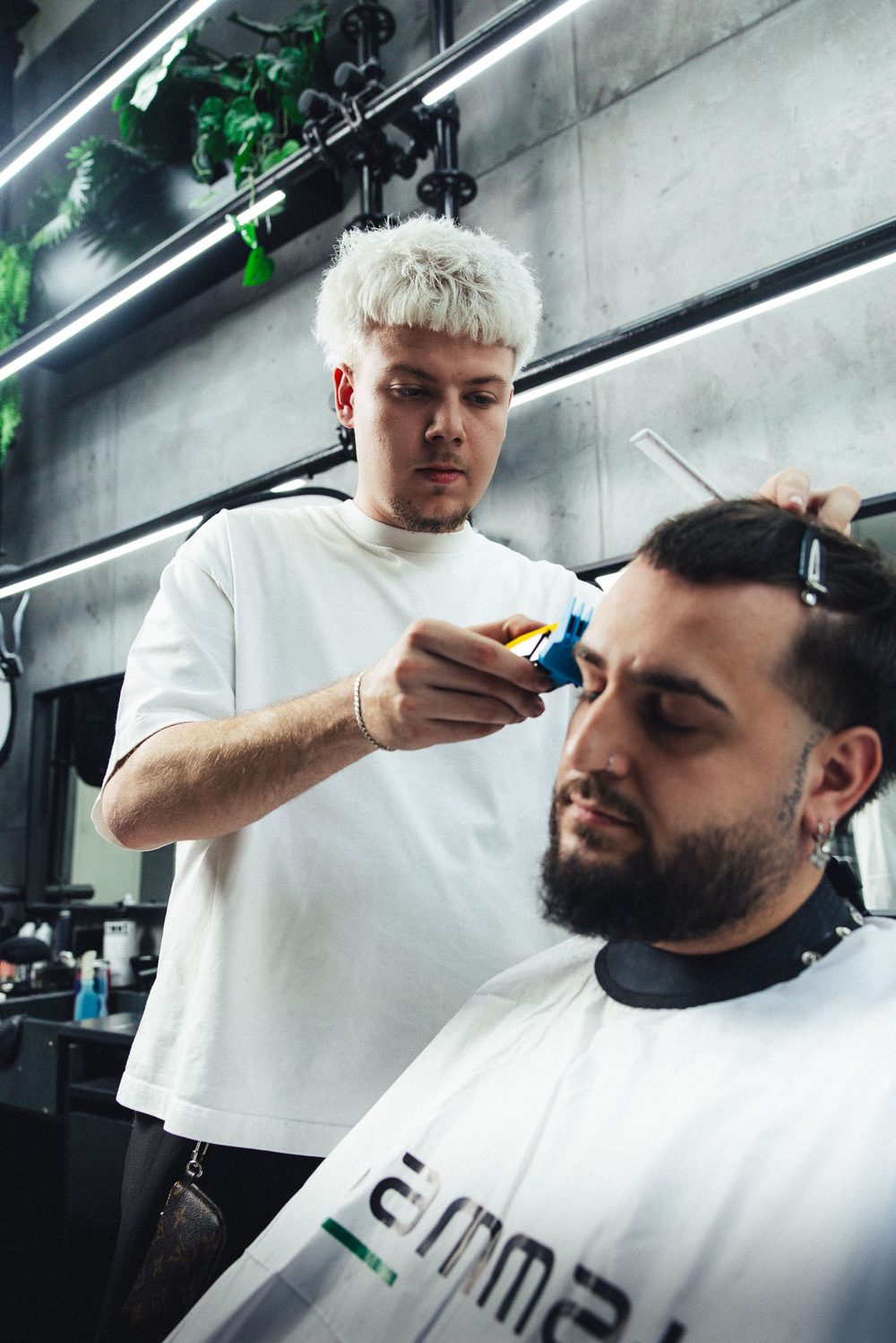 Anes beim Haarschnitt mit der Maschine